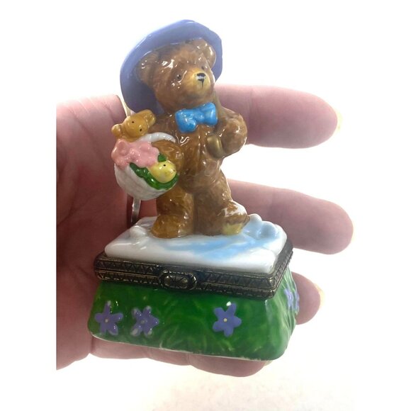 Vintage Porcelain Bear Trinket Box with Flowers & April Inscription - Picture 4 of 6
